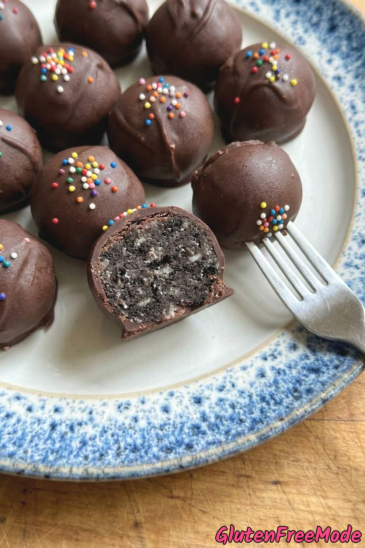 Easy gluten free no-bake Oreo truffles