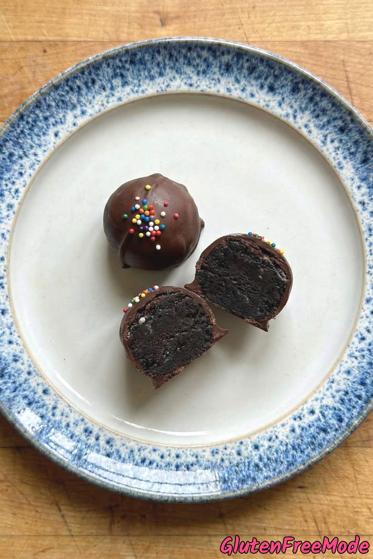 Smooth gluten free no-bake Oreo truffles
